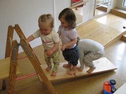 Purzelbaum KiTa Kinder auf Holzgestell Purzelbaum KiTa Kinder auf Holzgestell