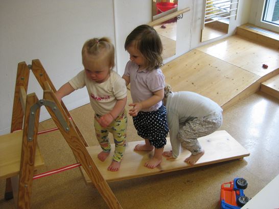 Purzelbaum KiTa Kinder auf Holzgestell Purzelbaum KiTa Kinder auf Holzgestell