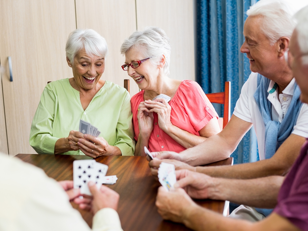 Alte Menschen beim Kartenspiel, Shutterstock 448607050