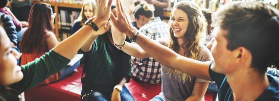 Junge Erwachsene in der Schule Junge Erwachsene in der Schule
