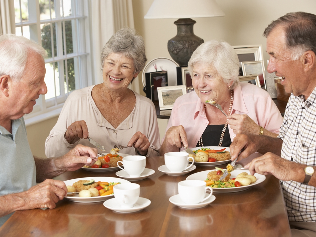 Tavolata-seniors-personnes-agees-manger-ensemble