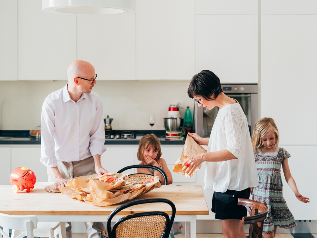 Familie in der Küche, Shutterstock 1647707818