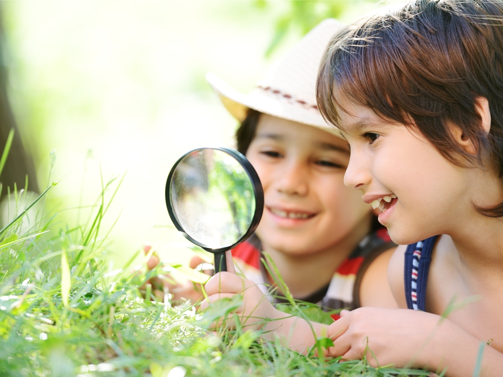Kinder mit Lupe im Gras, Shutterstock 135191531