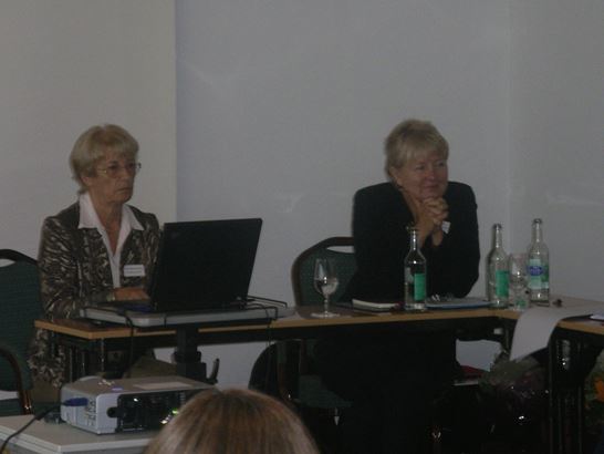 3 6 Biel Romandie Referentin1+Ilona Kickbusch Schlechte Qualit IMGP2197 3 6 Biel Romandie Referentin1+Ilona Kickbusch Schlechte Qualit IMGP2197