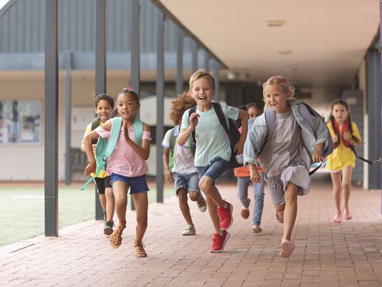 Schulkinder auf Pausenhof Schulkinder auf Pausenhof