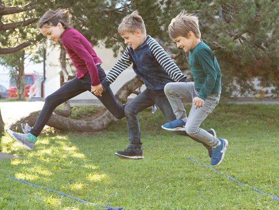 Schule in Bewegung Sprung über Seil Schule in Bewegung Sprung über Seil