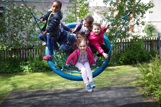 Purzelbaum Spielgruppe grosse Schaukel © Esther Michel Purzelbaum Spielgruppe grosse Schaukel © Esther Michel