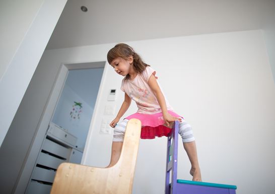 Kindergarten "rundum stark" Schritt über Stuhl Kindergarten "rundum stark" Schritt über Stuhl