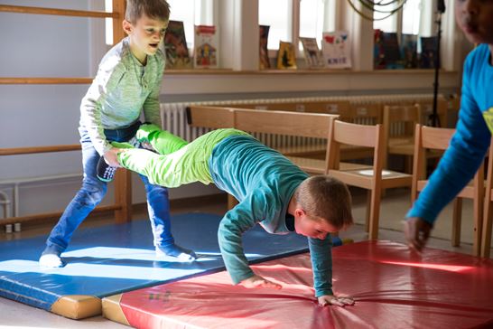 Purzelbaum Kindergarten Kinder-Schubkarren Purzelbaum Kindergarten Kinder-Schubkarren