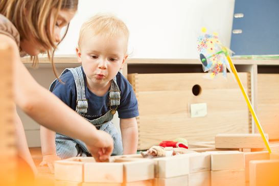 Kinder entdecken Spielzeug Kinder entdecken Spielzeug